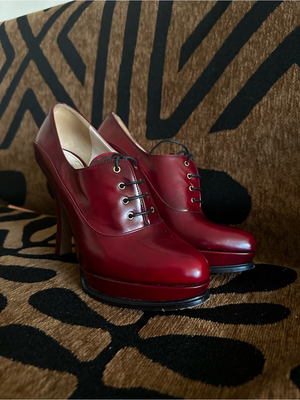PRADA VINTAGE Burgundy Leather Oxford heels with Gold Logo - Picture 2 of 16